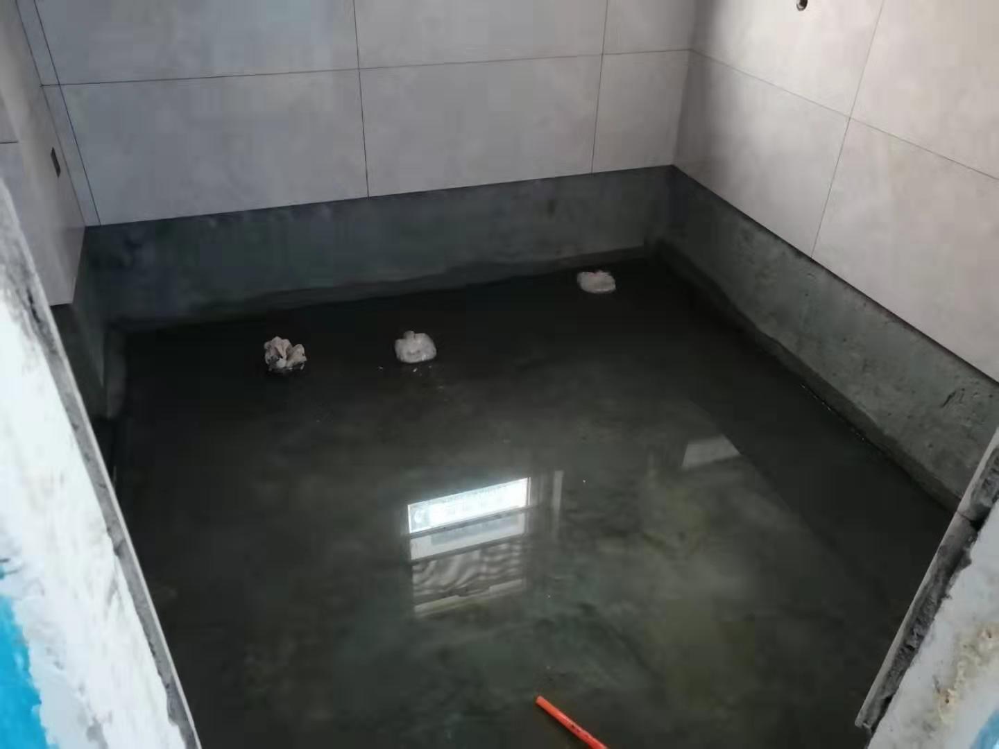 正在正施工。衛(wèi)生間做閉水實(shí)驗(yàn) (4)